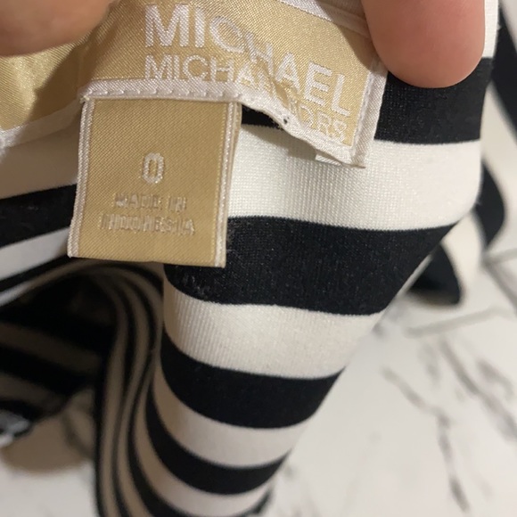 💕🌟MICHAEL KORS STRIPE ZIPPER CLOSURE DRESS🌟💕 - Picture 4 of 6